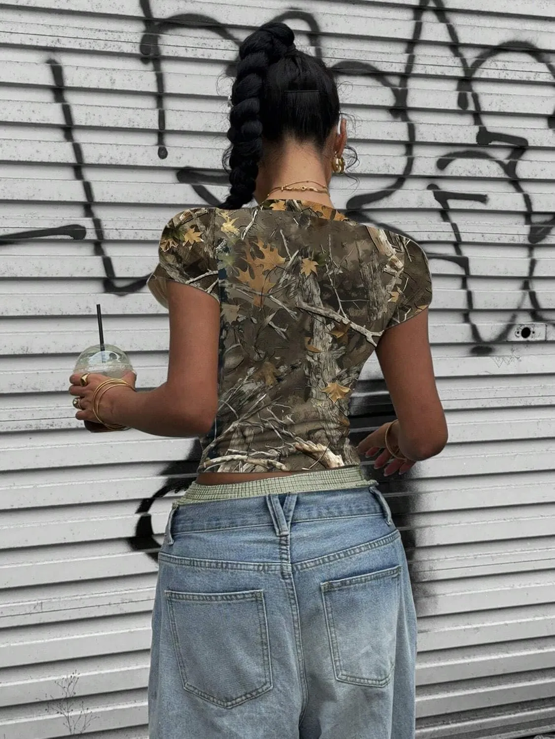 KIGRAG Women Y2k Camo Graphic Fitted Tees Crewneck Crop Tops Leaf Print Short Sleeve Tight T Shirts Grunge Going Out