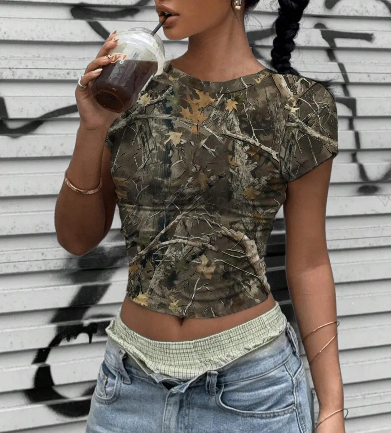 KIGRAG Women Y2k Camo Graphic Fitted Tees Crewneck Crop Tops Leaf Print Short Sleeve Tight T Shirts Grunge Going Out